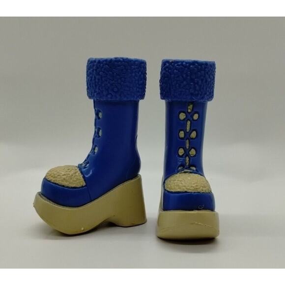 Wintertime Wonderland Yasmin MGA Bratz Doll Shoes Blue & White Boots - Picture 1 of 4